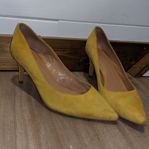 Yellow pointed toe heels